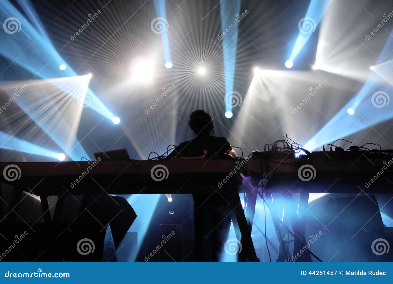 DJ op het stadium stock afbeelding. Image of gebeurtenis 44251457