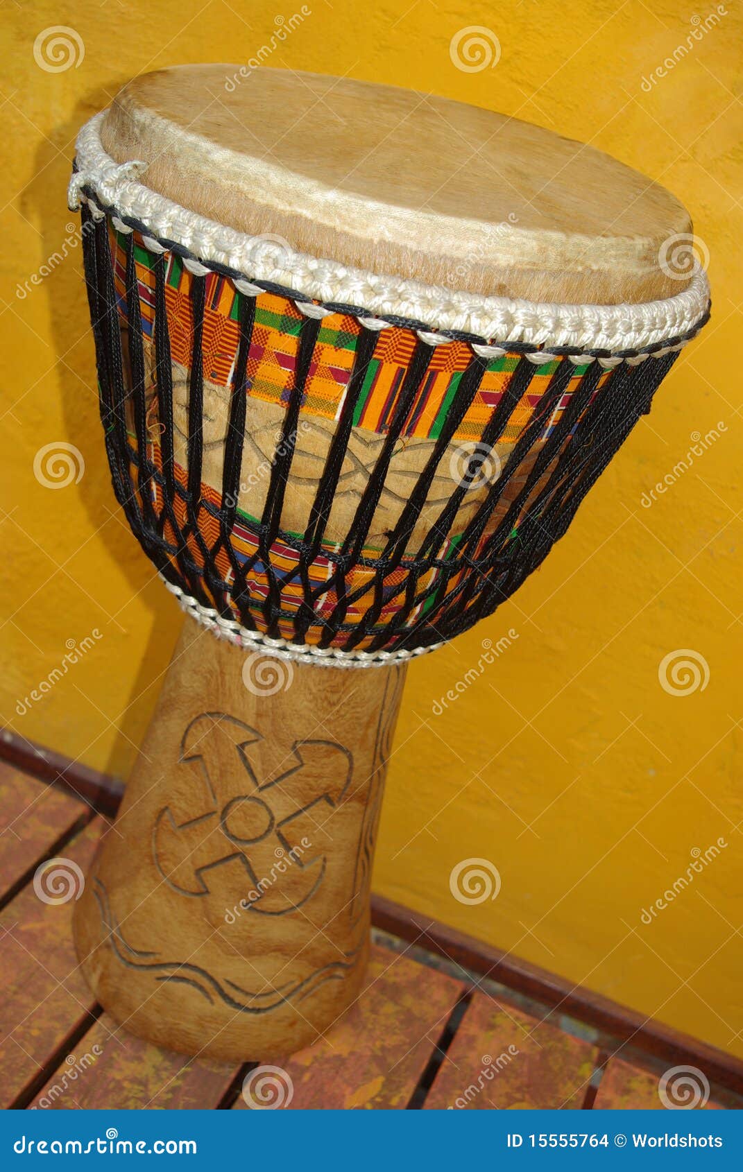 Djembe Africano Com Pano De Kente Foto de Stock Imagem de naturalness