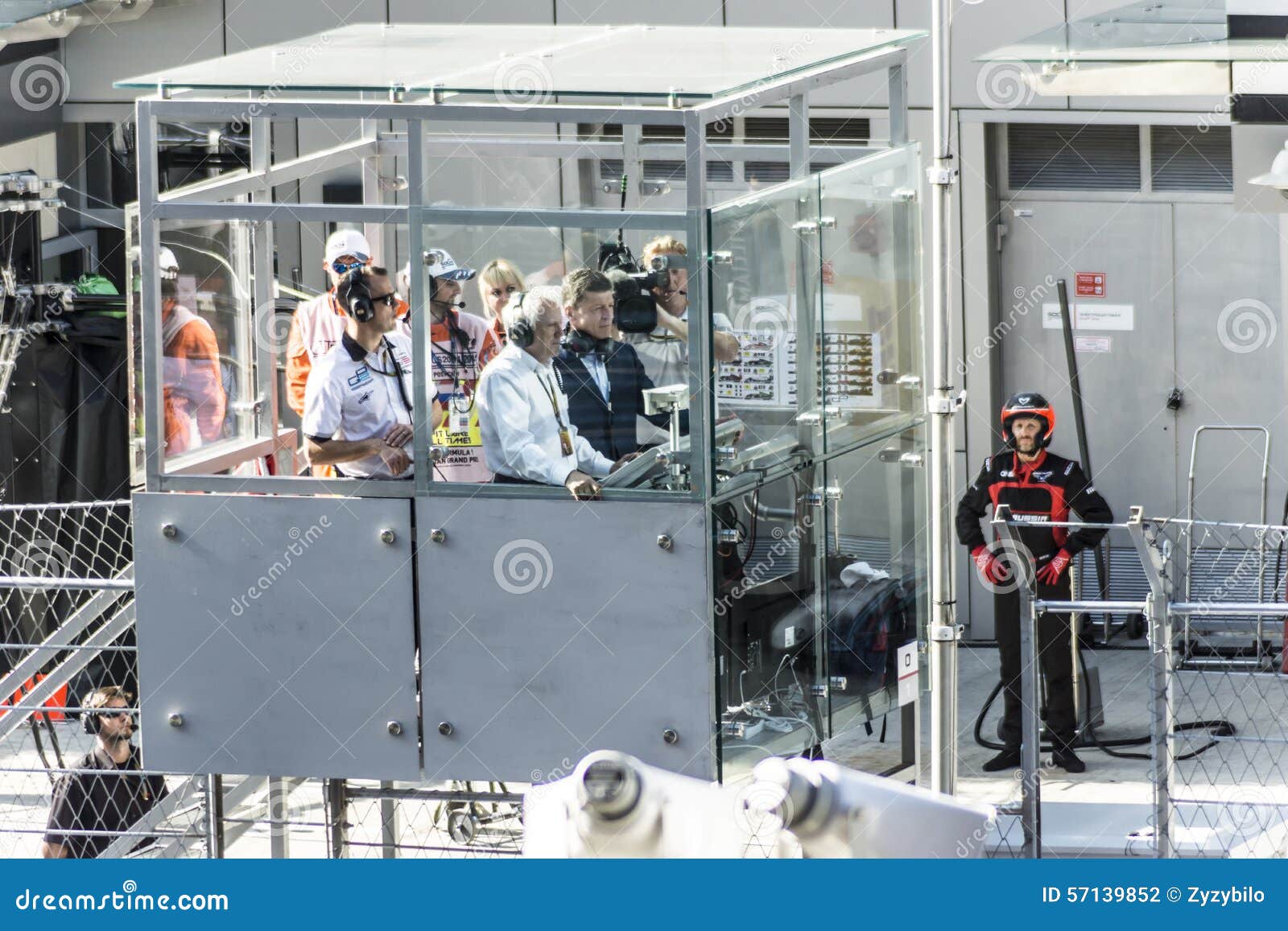 Dmitry Kozak, samen met de FIA-ras Directeur Charlie Whiting binnen. Sotchi, Rusland -12 November 2014: Formule 1, Russische Grand Prix, Sotchi autodrom, stadium 16