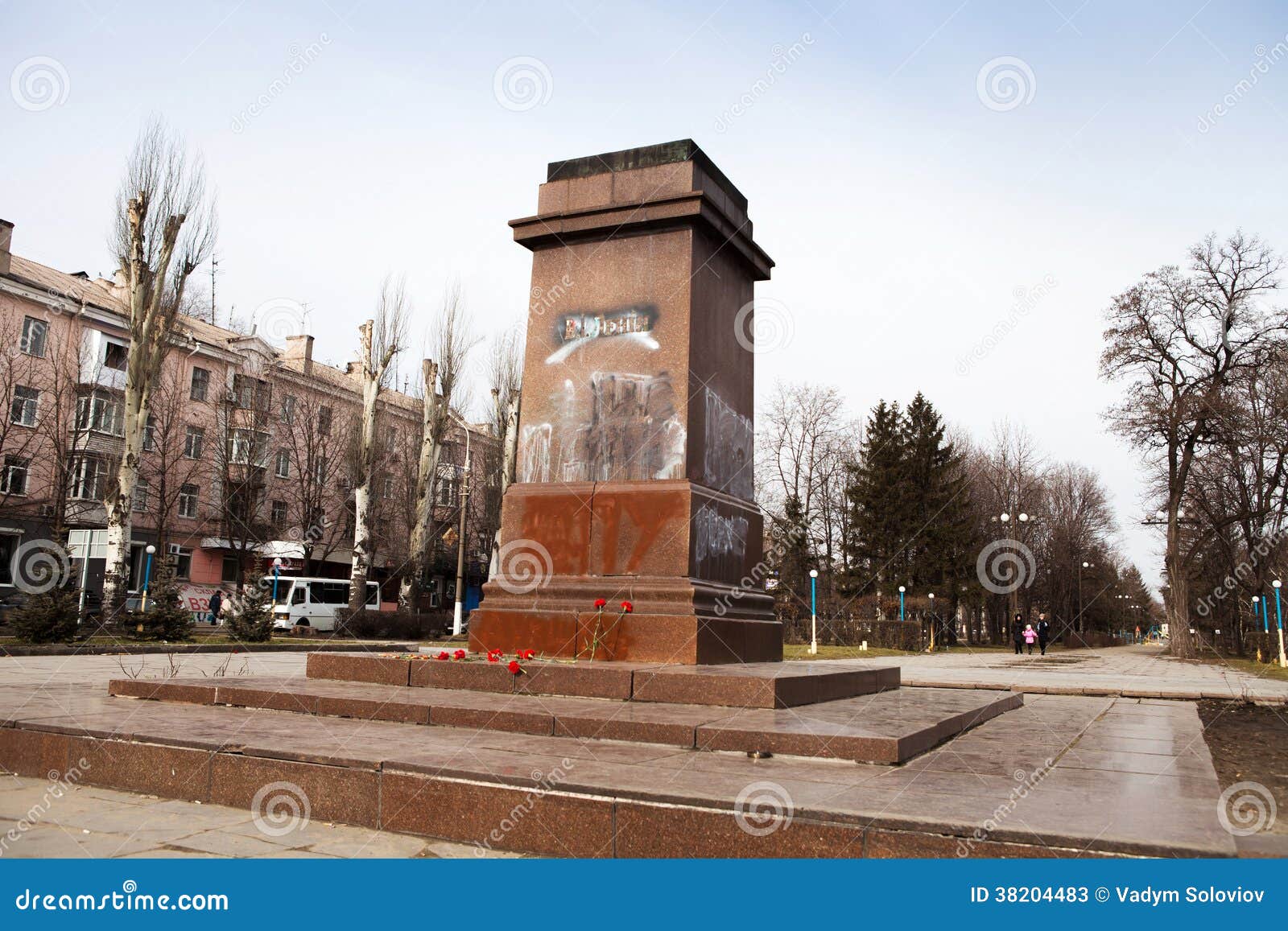 DNIPRODZERZHYNSK, UCRAINA 23 FEBBRAIO 2014: Destr dei dimostratori. DNIPRODZERZHYNSK, UCRAINA 23 FEBBRAIO 2014: I dimostratori hanno distrutto il monumento di Vladimir Lenin nel centro di Dniprodzerzhynsk durante la rivoluzione ucraina febbraio 23,2014 in DNIPRODZERZHYNSK, UCRAINA
