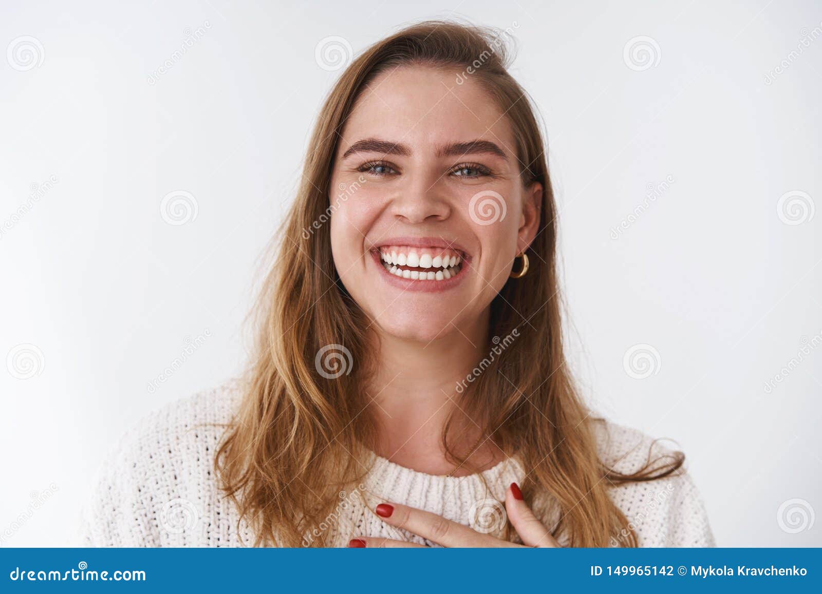 Menina adolescente com corte de cabelo curto branco e suéter branco