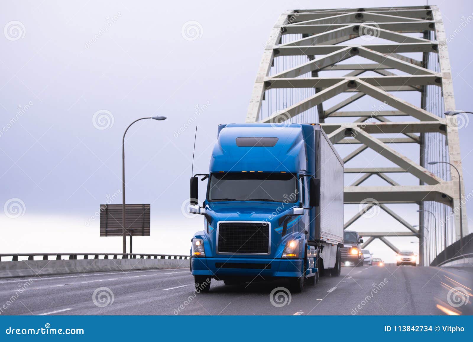 Do Equipamento Caminhão Grande Azul Semi Que Transporta Semi O Reboque Em  Frem Arqueado Foto de Stock - Imagem de dezoito, carga: 113842734