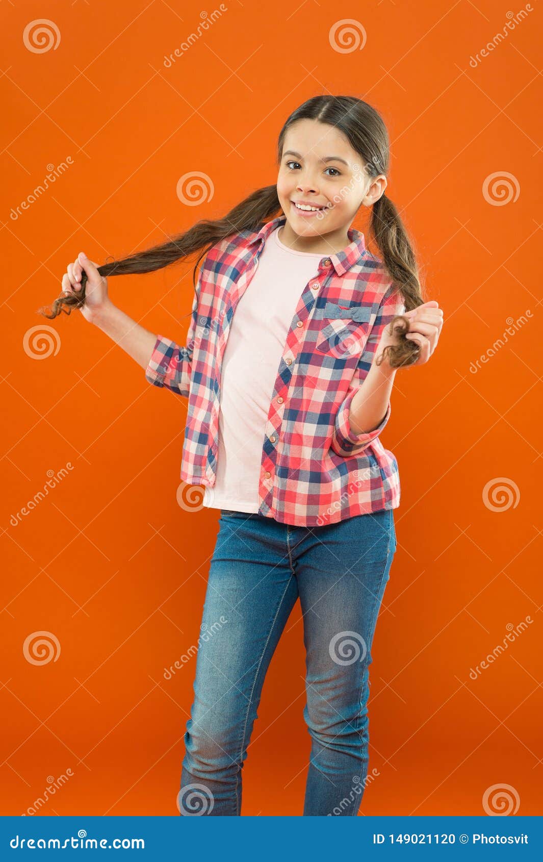 Corte de cabelo infantil para um menino. penteado elegante e moderno.  cuidados com o cabelo da criança. cabelo curto.