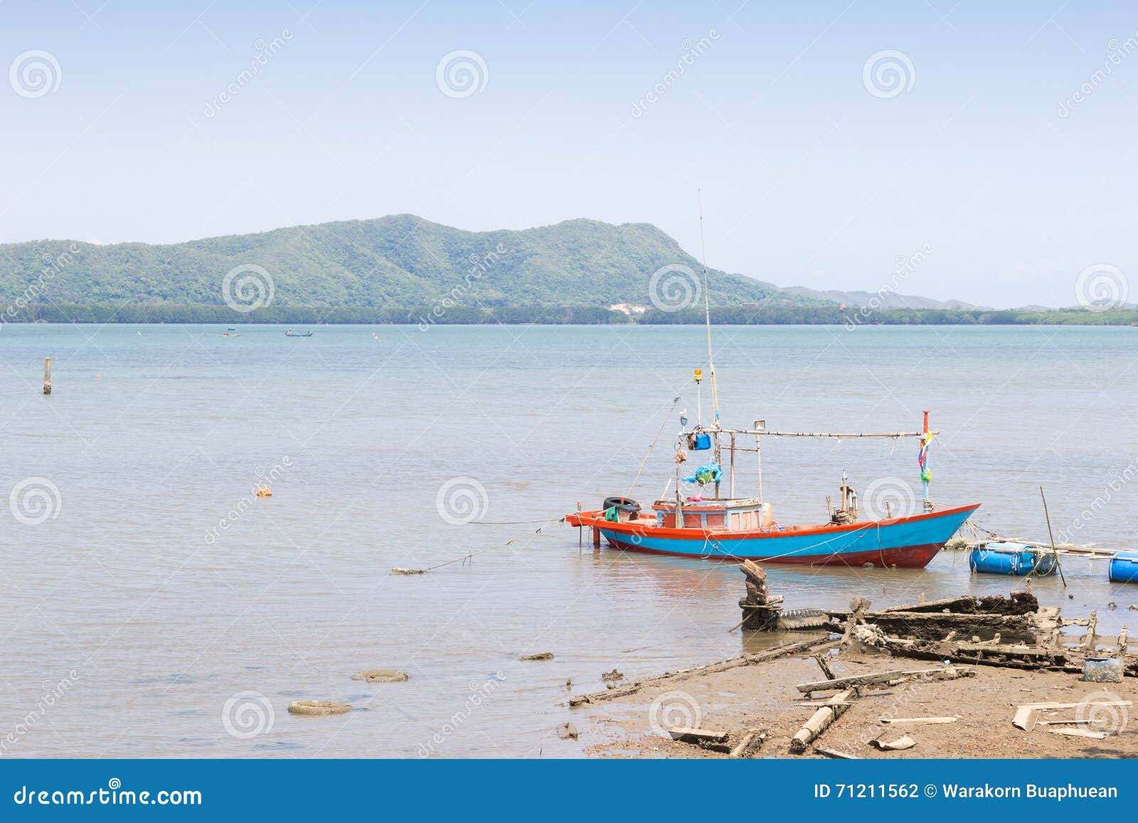 A doca do barco de pesca no porto é colapsos no pescador Village, TAILÂNDIA