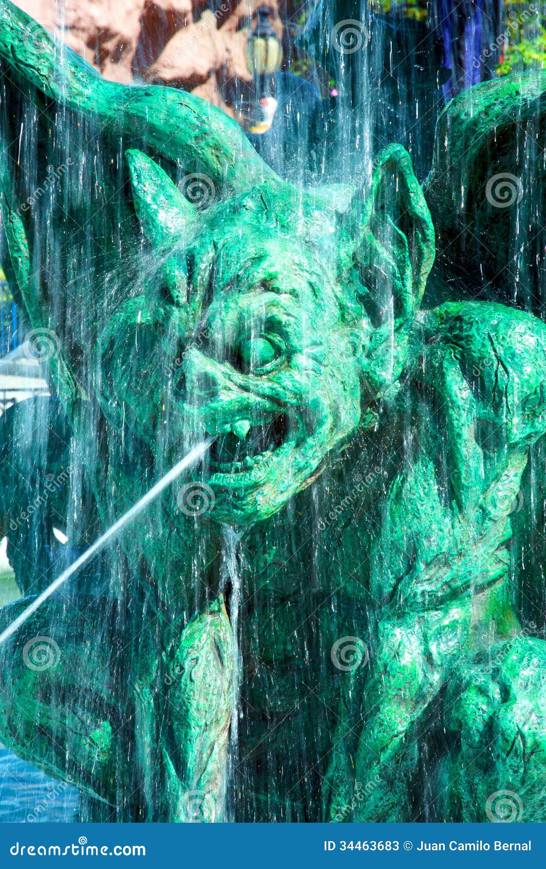 Doccione di Halloween. Doccione spaventoso verde con acqua che cade intorno