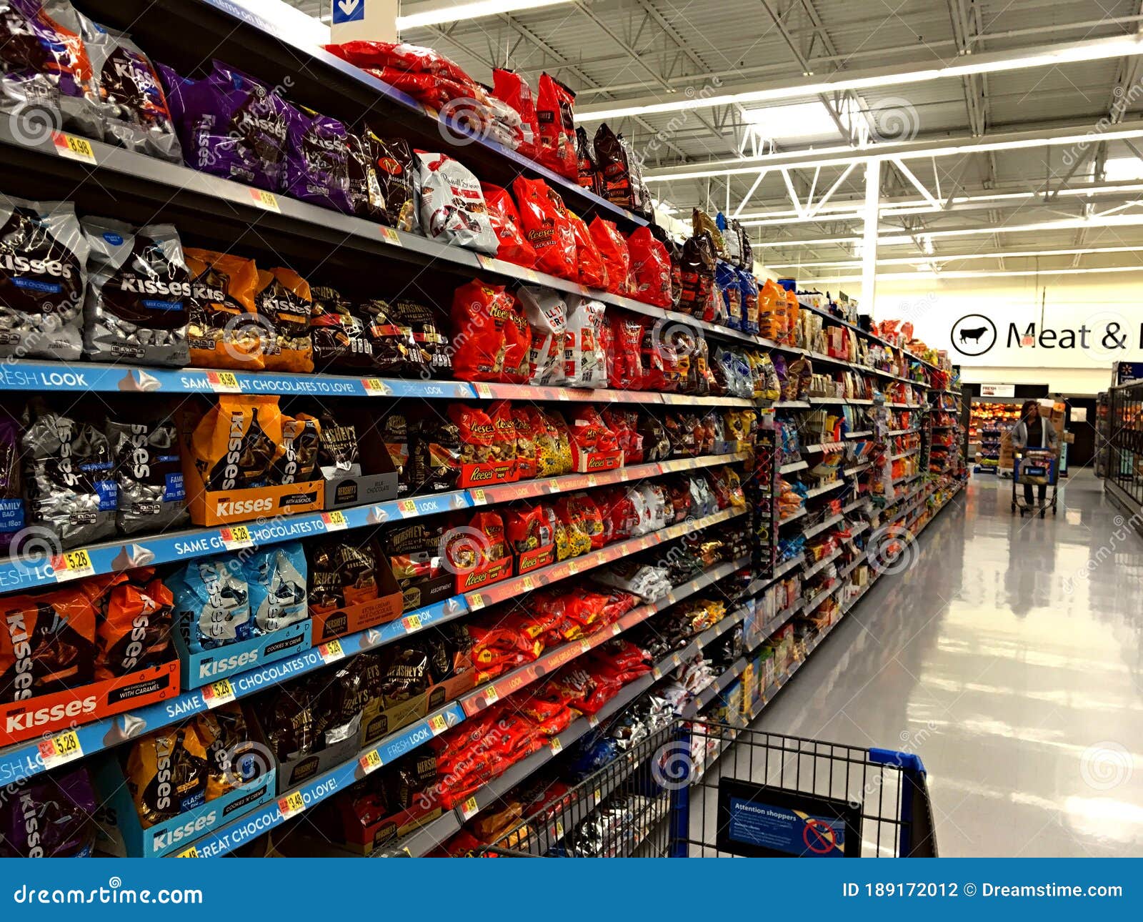 Doce Doce Americano, Chocolate Exibido Nas Prateleiras De Um Walmart Em  Orlando Florida Em Iluminação a Quente Fotografia Editorial - Imagem de  florida, loja: 189172012