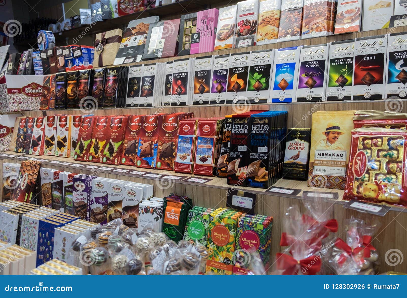Doces Do Chocolate Na Prateleira Do Supermercado Foto Editorial