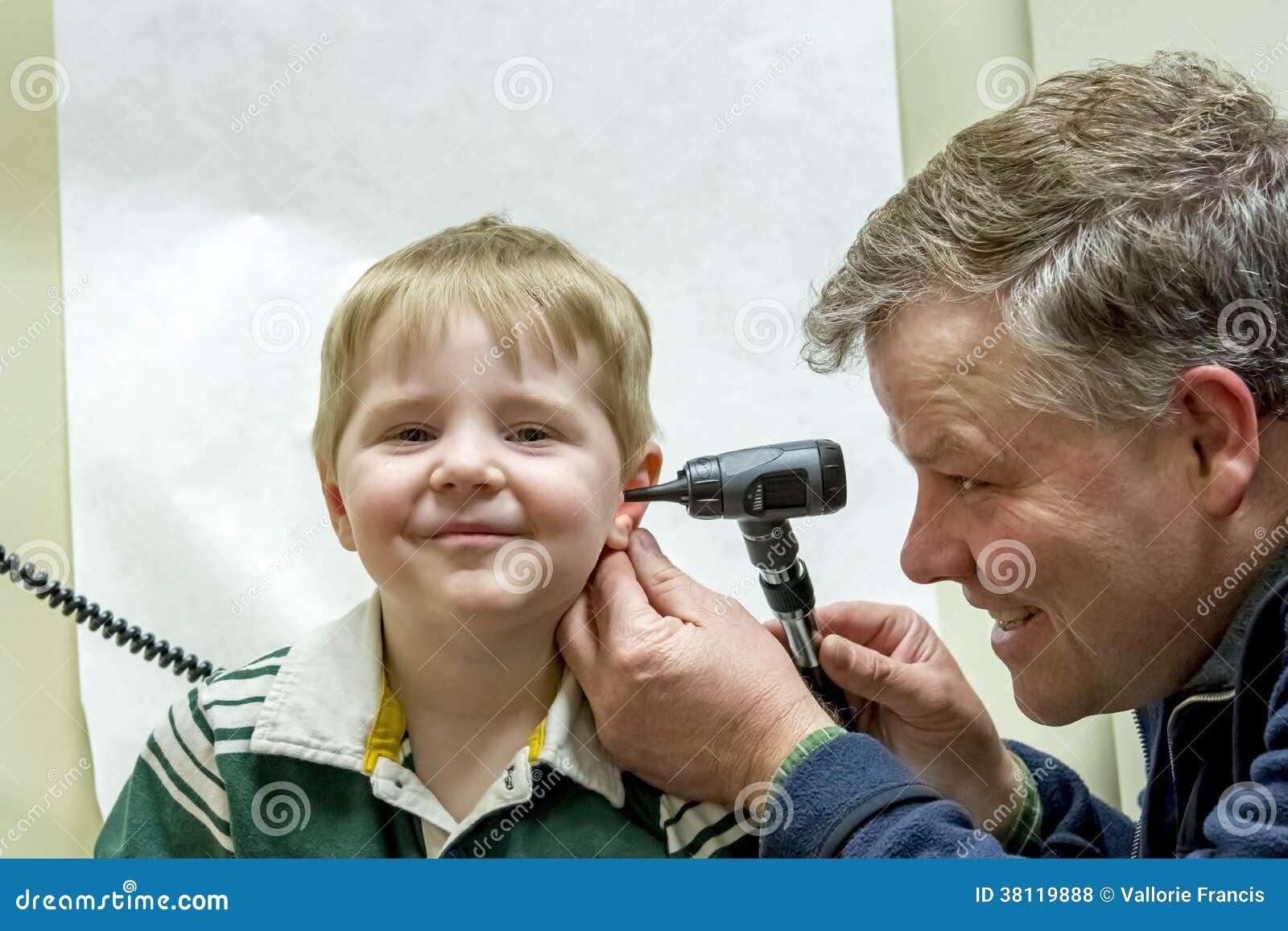 Petit Enfant Examinant L'oreille Du Médecin Avec Otoscope Dans Le