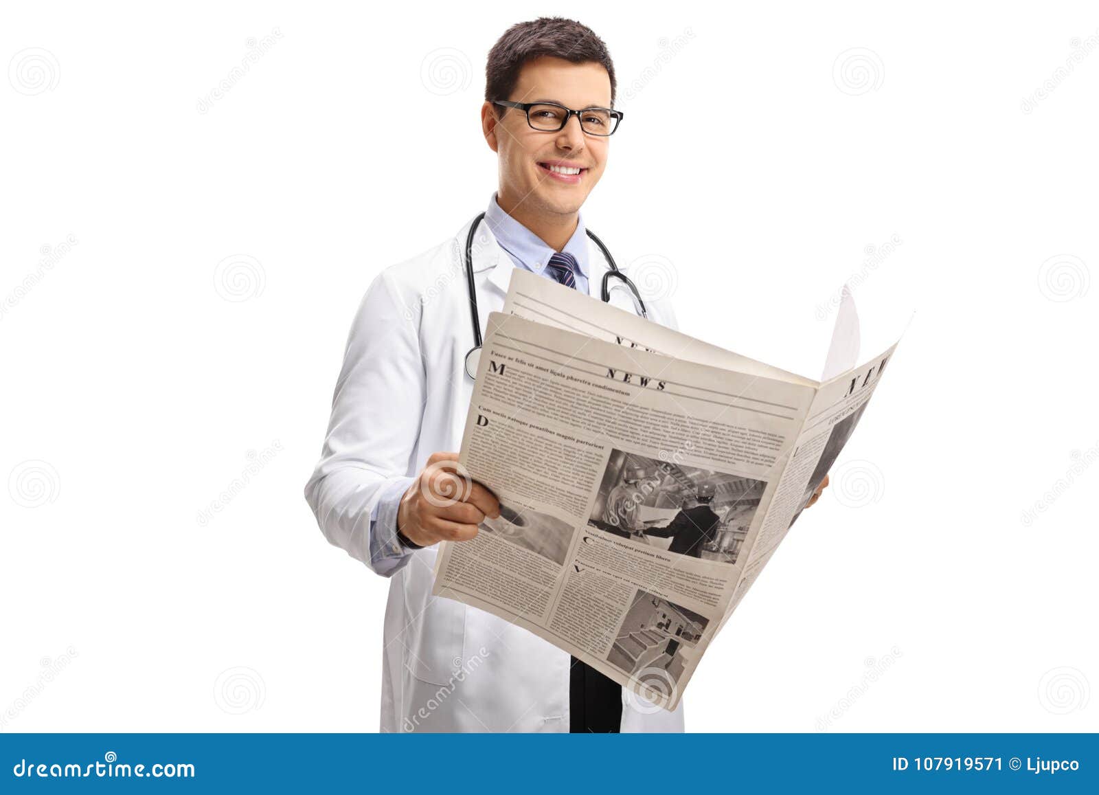 Docteur avec un journal regardant l'appareil-photo et le sourire d'isolement sur le fond blanc