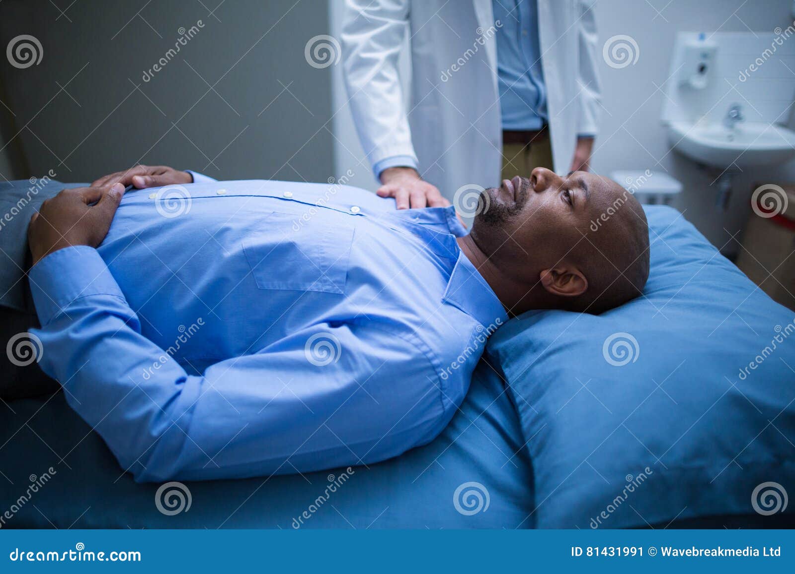 Сон врач сказал. Доктор успокаивает пациента. Врач утешает больного. Фото успокоить пациента. Пациент опирается на кровать.
