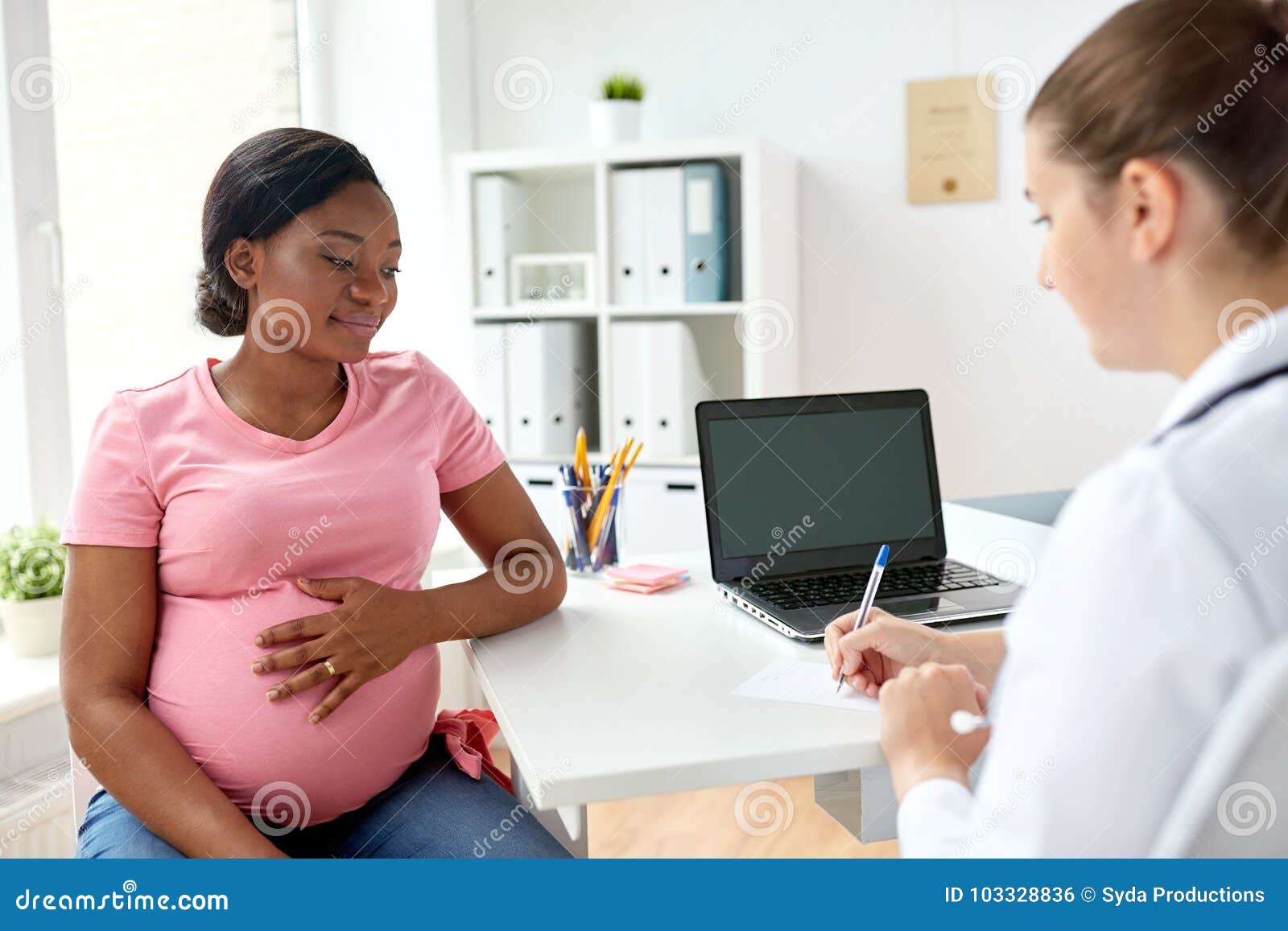 Enceinte africain femme a rendez-vous avec médecin à clinique. Masculin  gynécologue ob gynécologue médical spécialiste