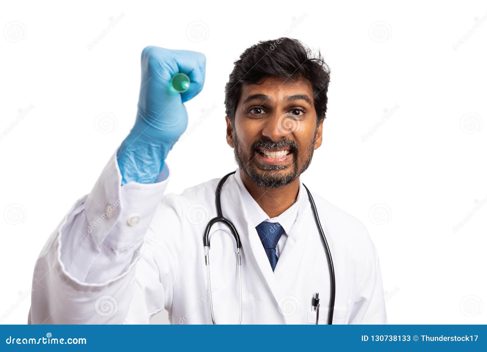 Docteur Fou Avec La Seringue Se Dirigeant Vers La Caméra Image stock Image du mauvais médical