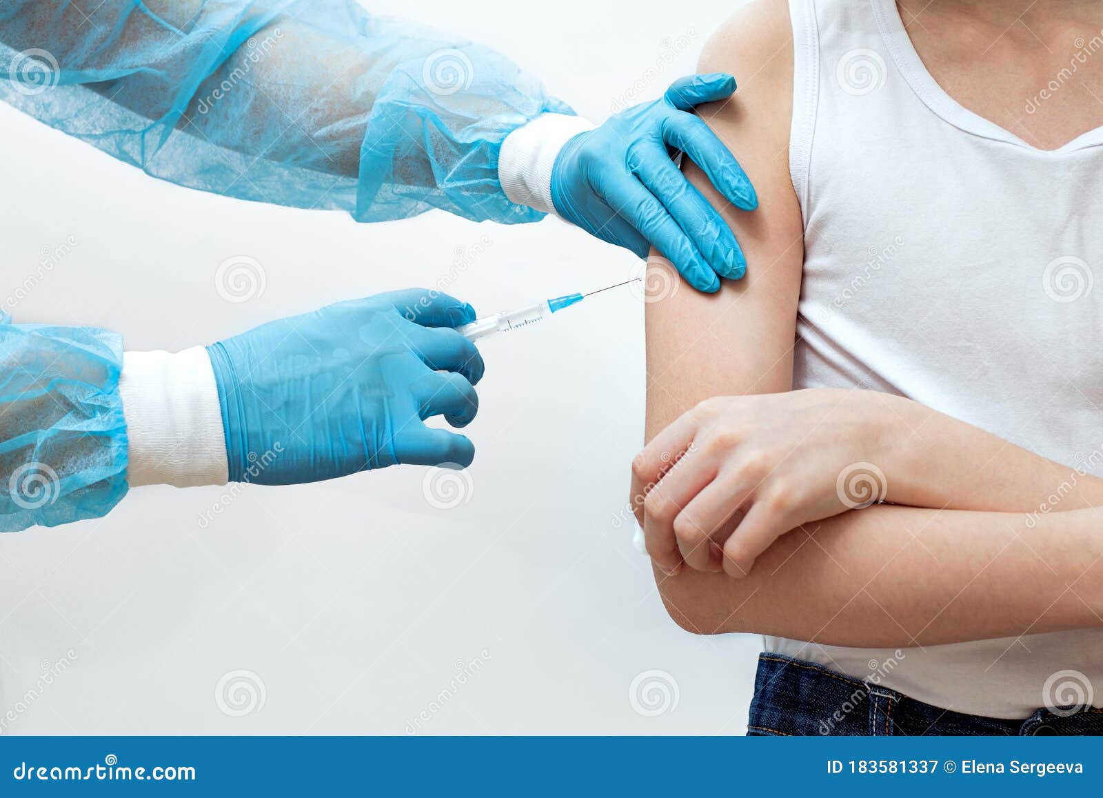 intramuscular injection, a syringe in the doctorÃ¢â¬â¢s hands