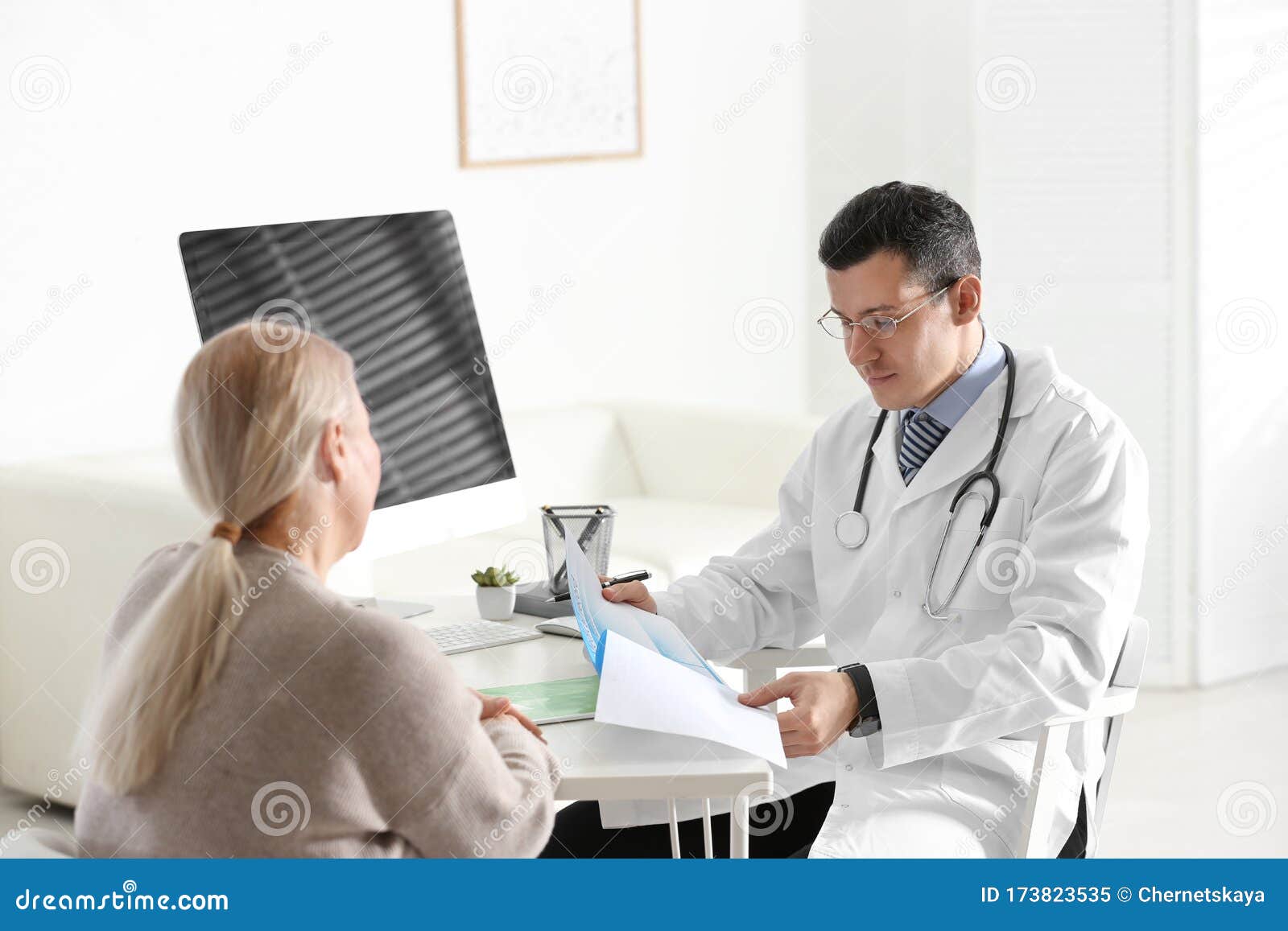 Гепатит врач отзывы. Пациент на приеме у врача с гепатитом с. Врач инфекционист картинки. Человек гепатит у врача.