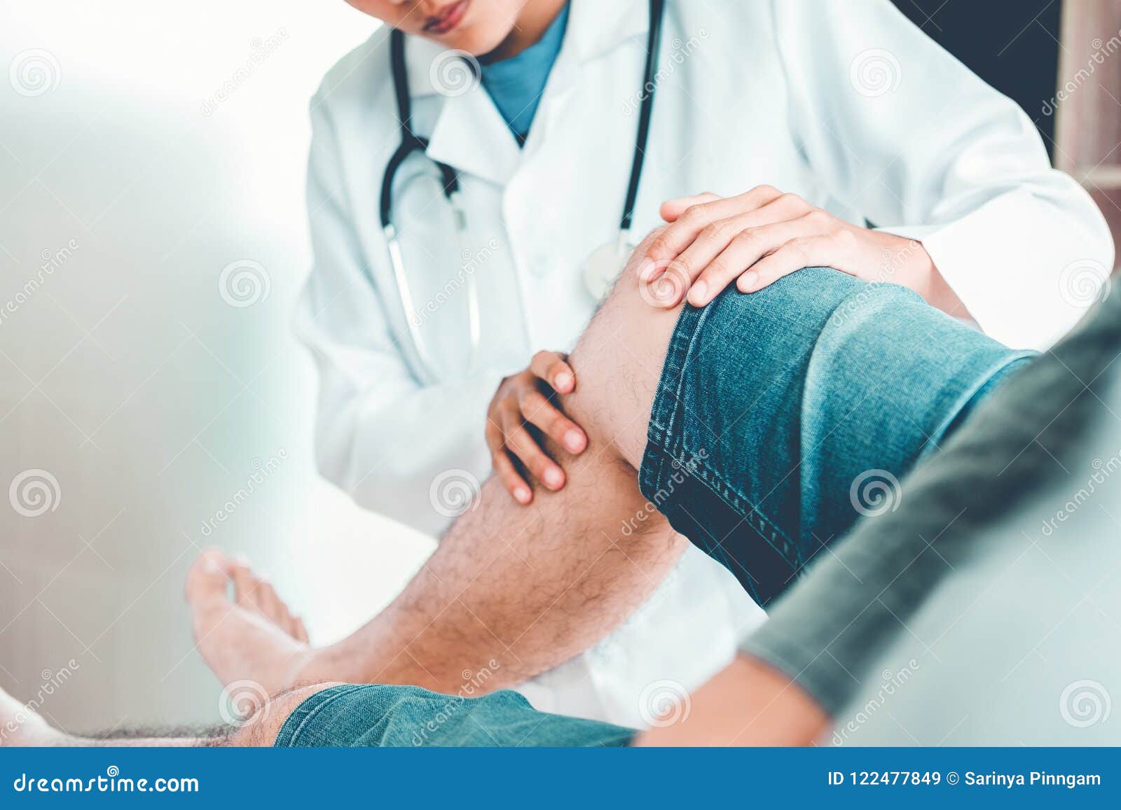 doctor consulting with patient knee problems physical therapy co