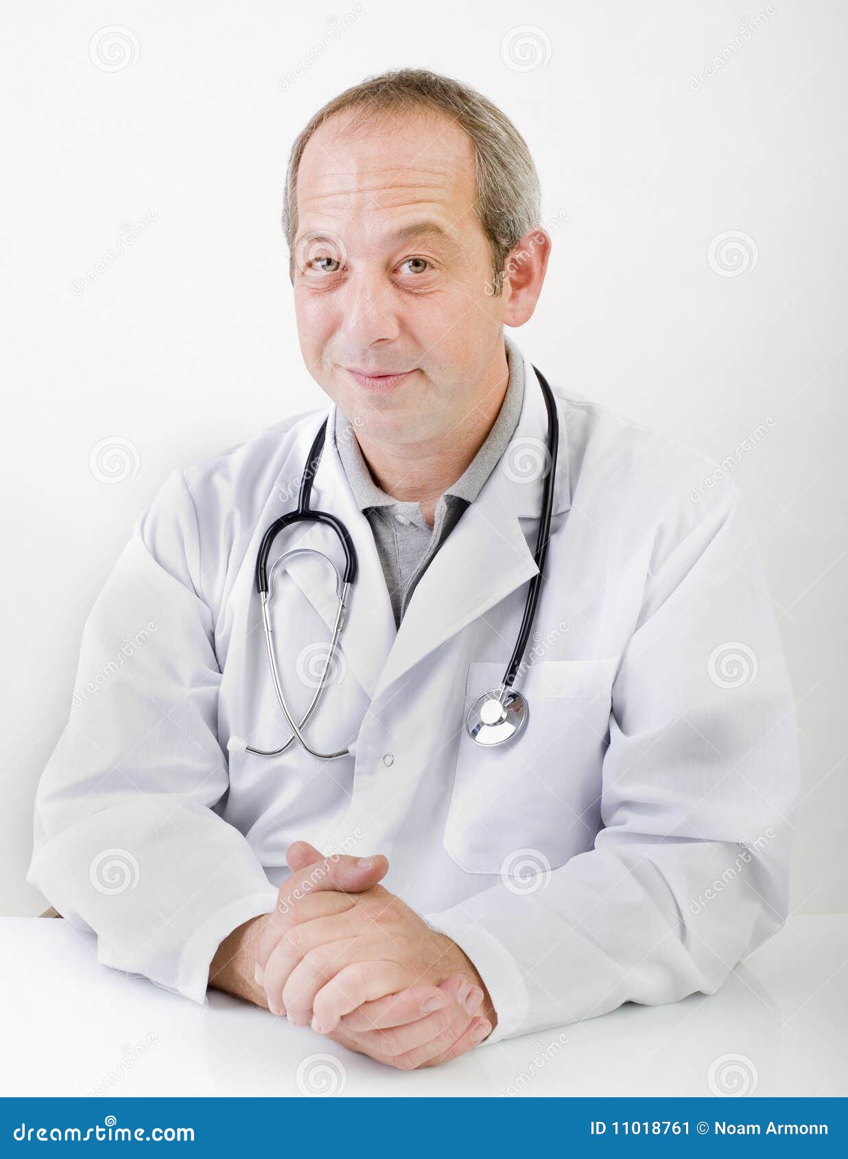 Doctor contento imagen de archivo. Imagen de feliz, mirando 11018761