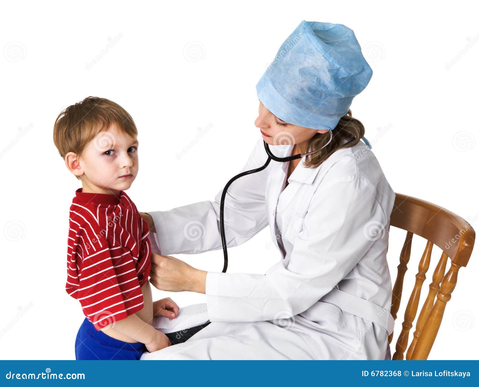 Родители вызвали врача. Педиатр картинка. Ребенок с врачом вертикально. Доктор лечит мальчика. Дети мальчики у врача.