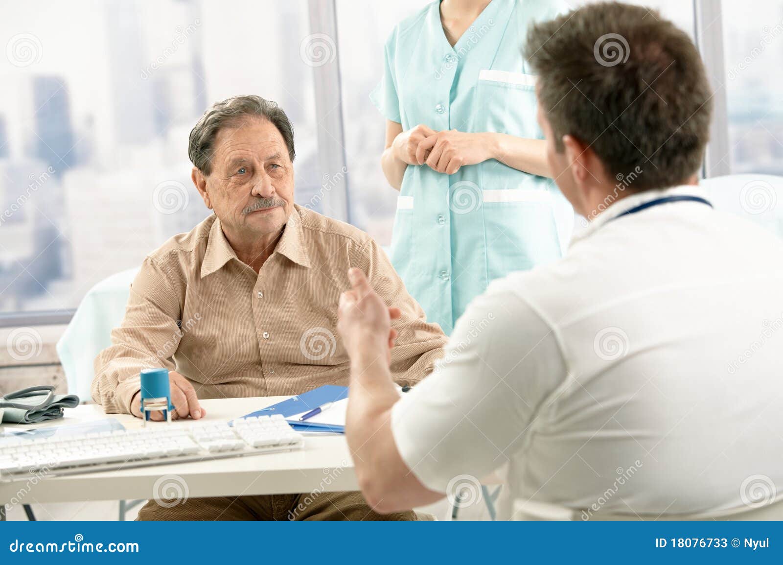 doctor discussing diagnosis with patient