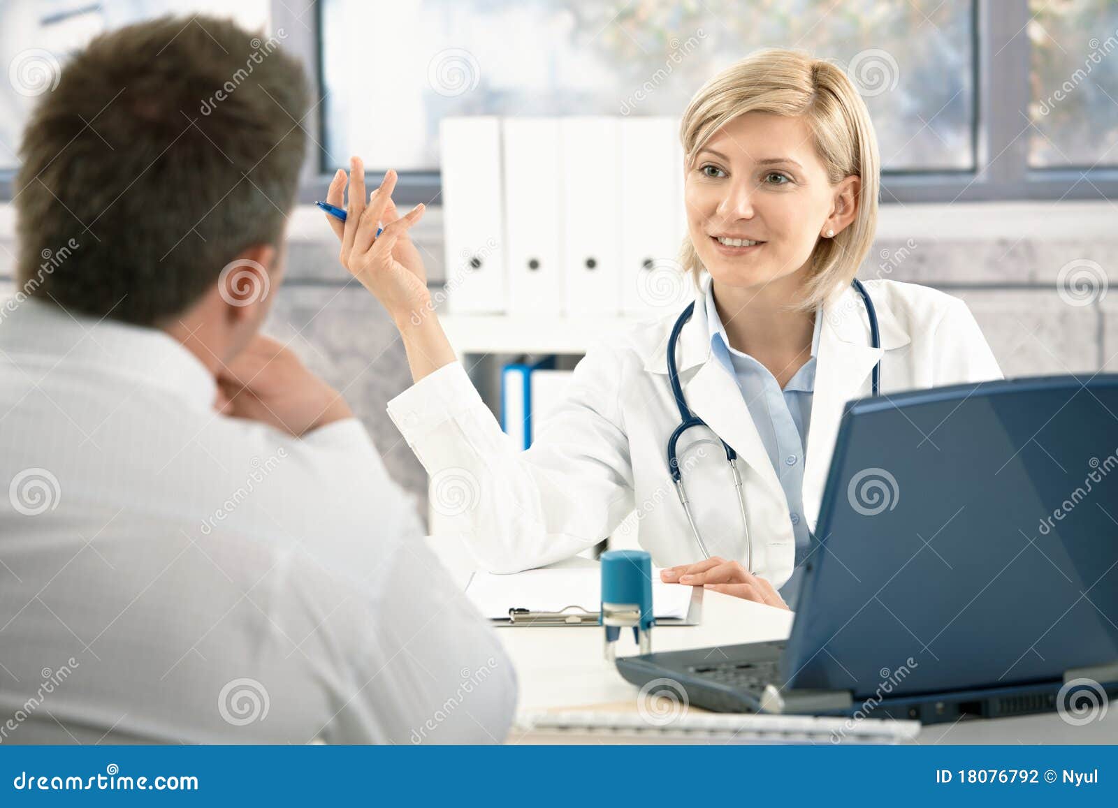 doctor discussing diagnosis with patient