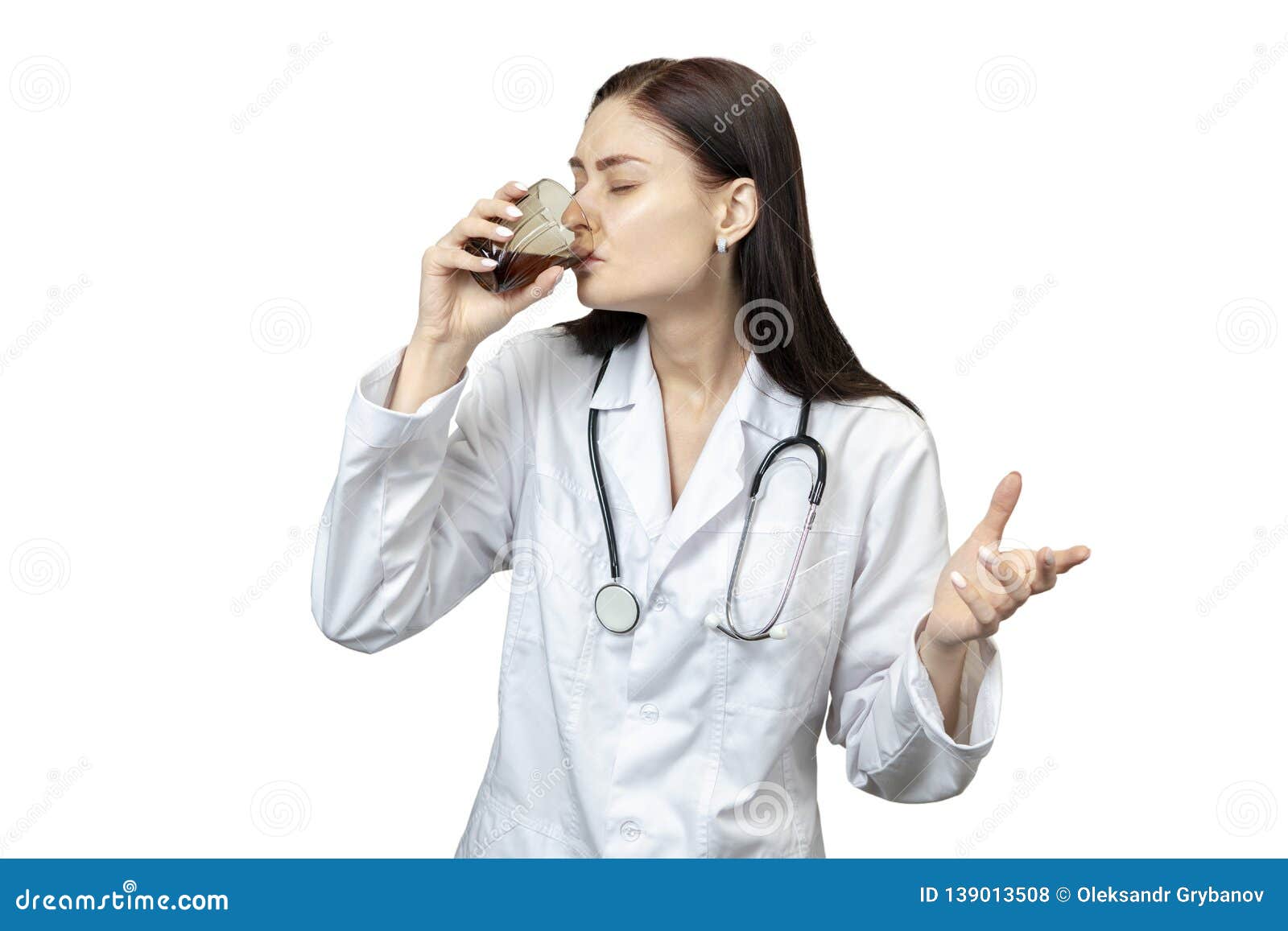 Врачи пьют много. Врачи пьют Сток. Женщина доктор пьет. Женщина врач пьющая. Врачи выпивают.