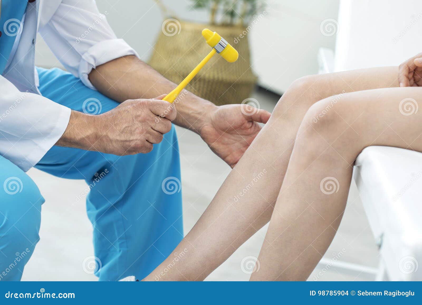 doctor examining the knee reflex
