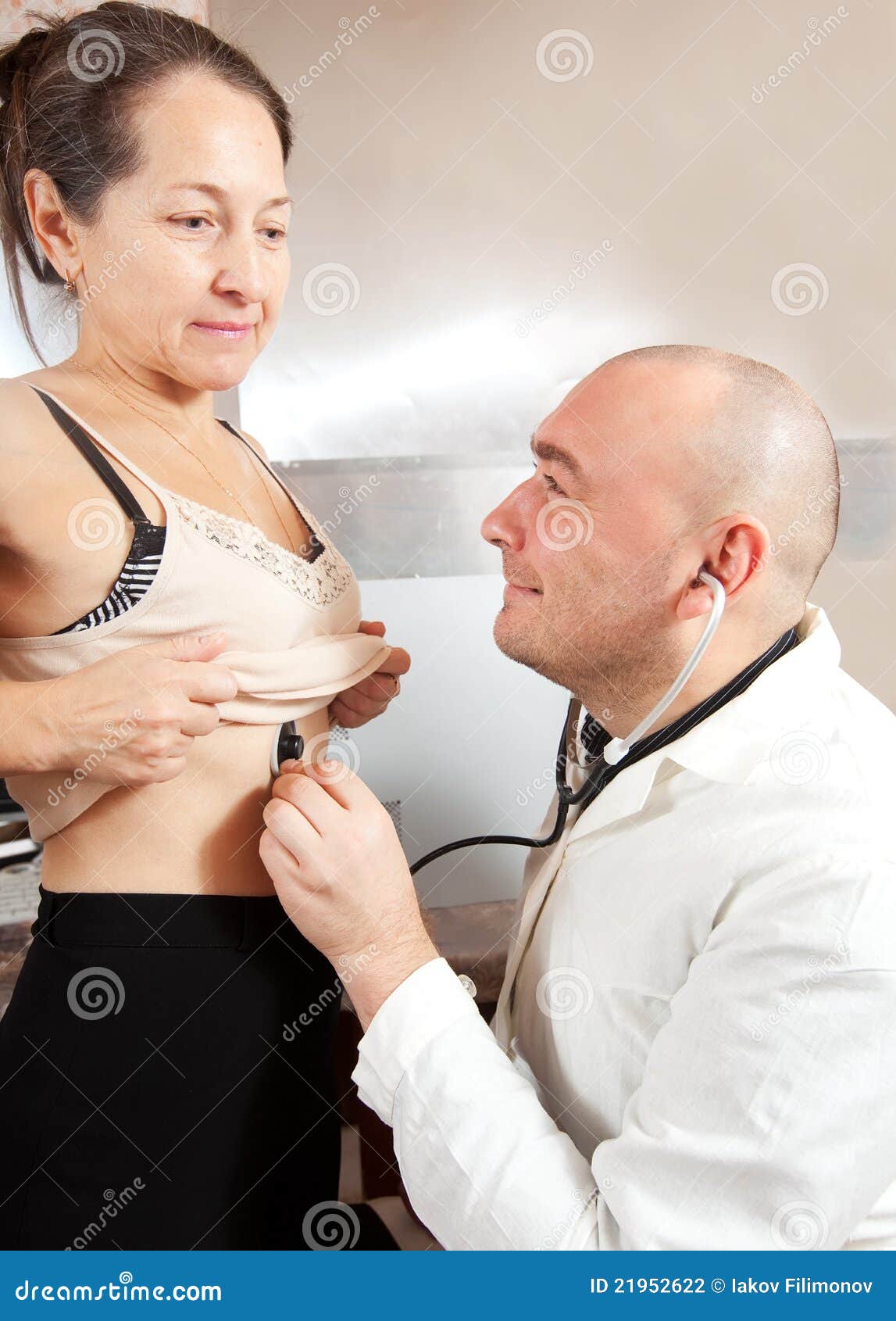 трогают грудь у хирурга фото 29