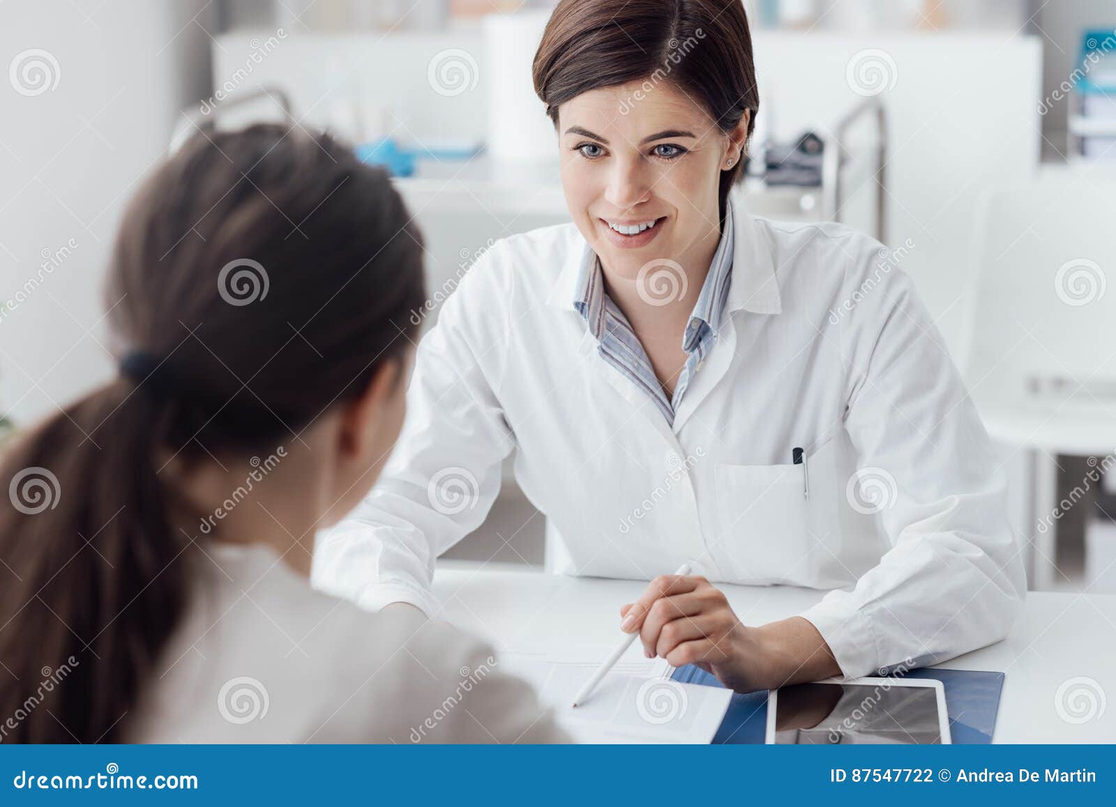 doctor explaining diagnosis to the patient