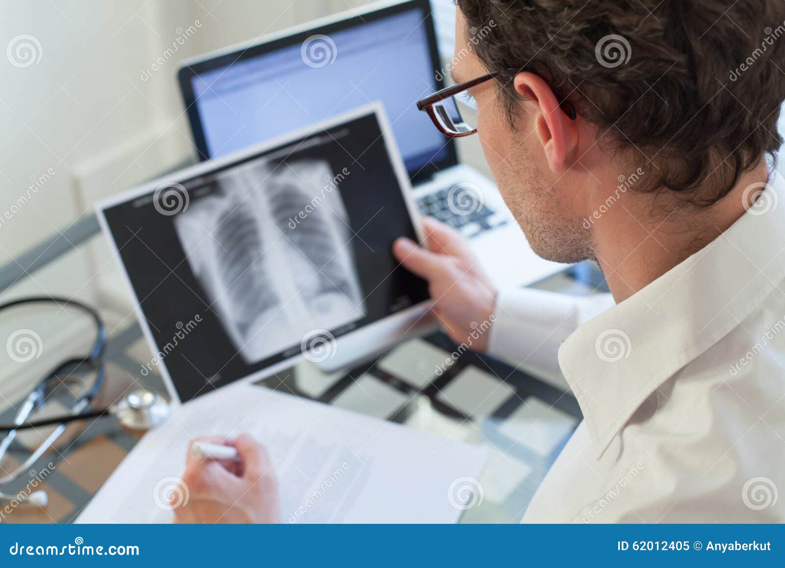 doctor looking at x-ray of lungs, cancer diagnosis