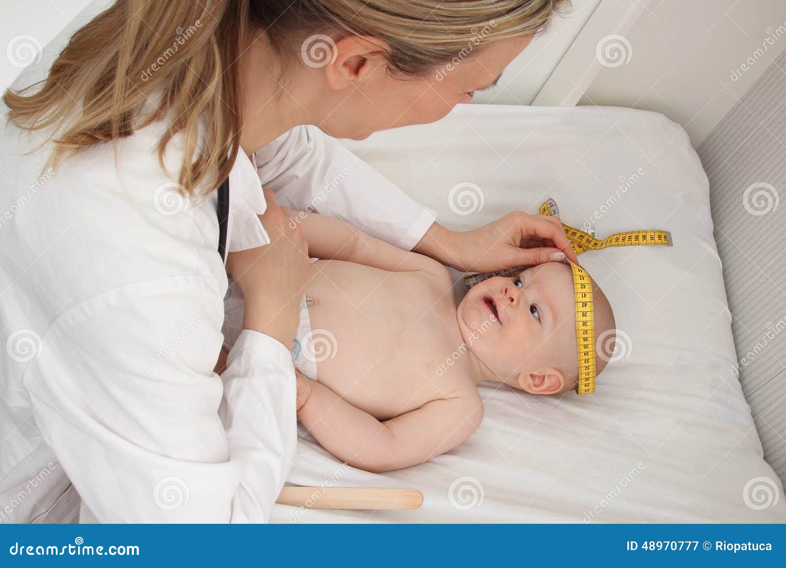 Head circumference measurement hi-res stock photography and images