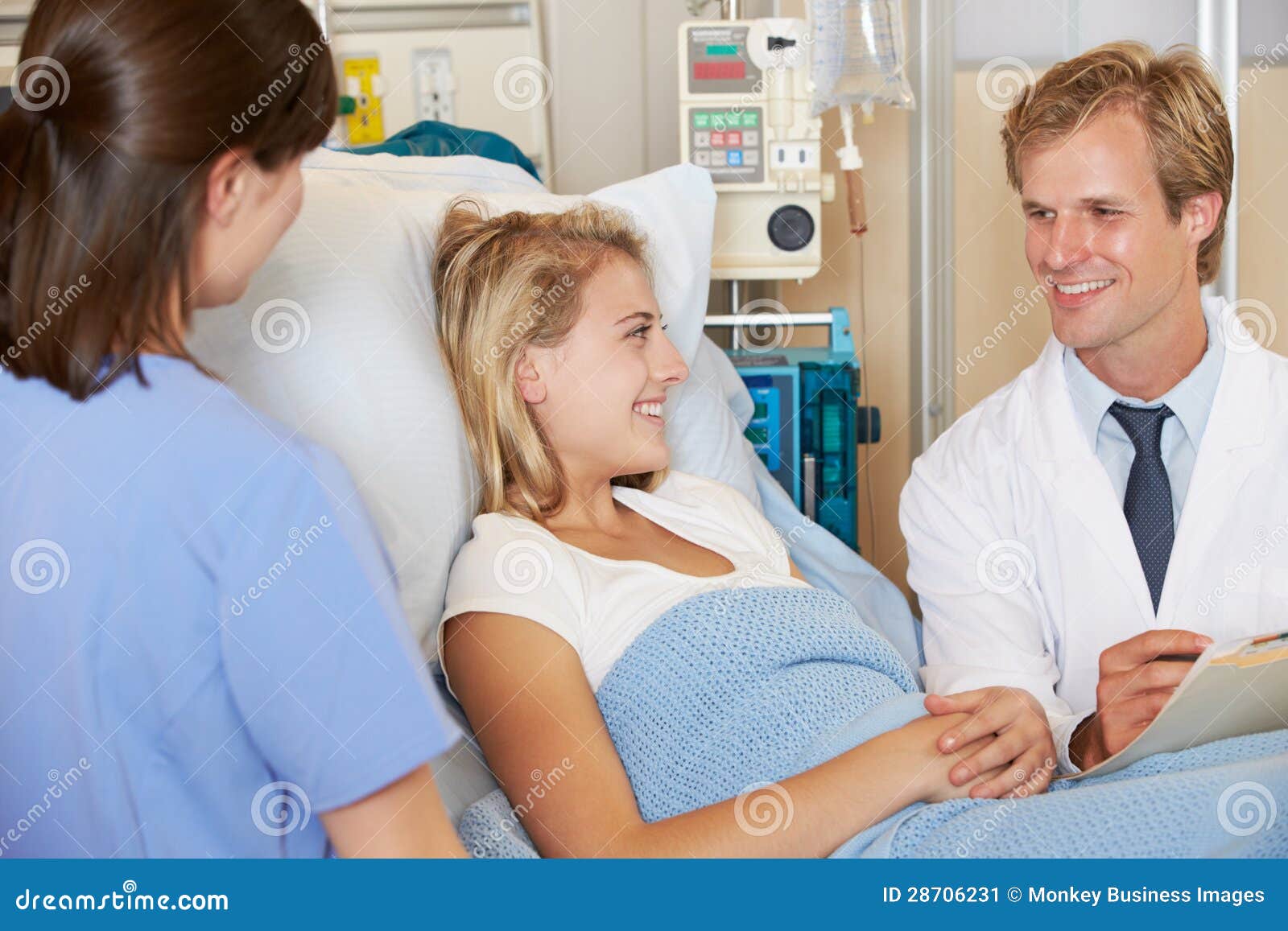 Гинеколог обращается к молодой пациентке. Влюбленные медики. Молодая пациентка. Медсестра беседует с молодой пациенткой. Больные разговорились фото.