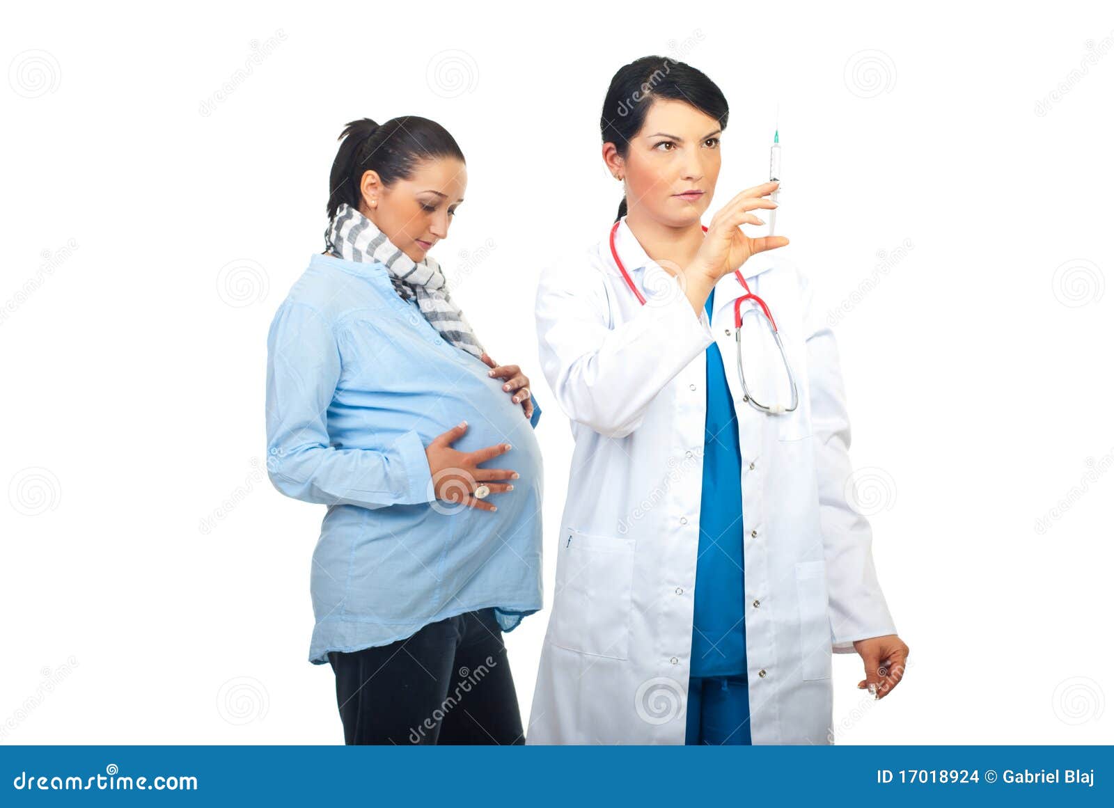 doctor prepare vaccine for pregnant