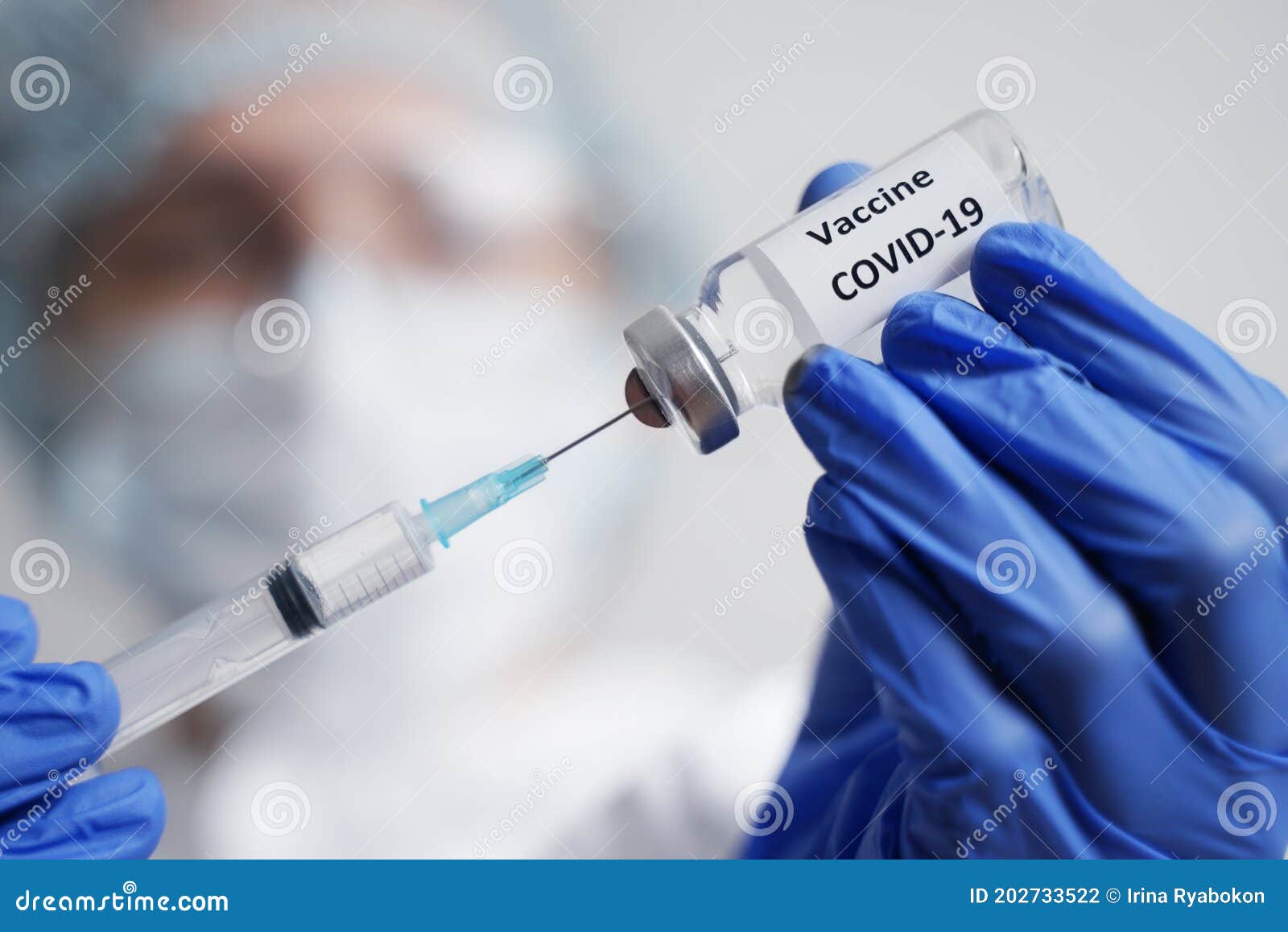 doctor prepares the syringe for vaccination covid-19
