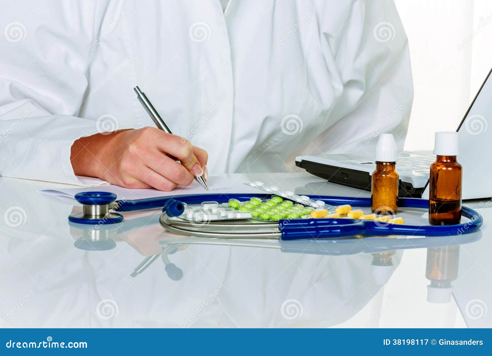 Doctor prescribes a drug stock image. Image of medicine 38198117