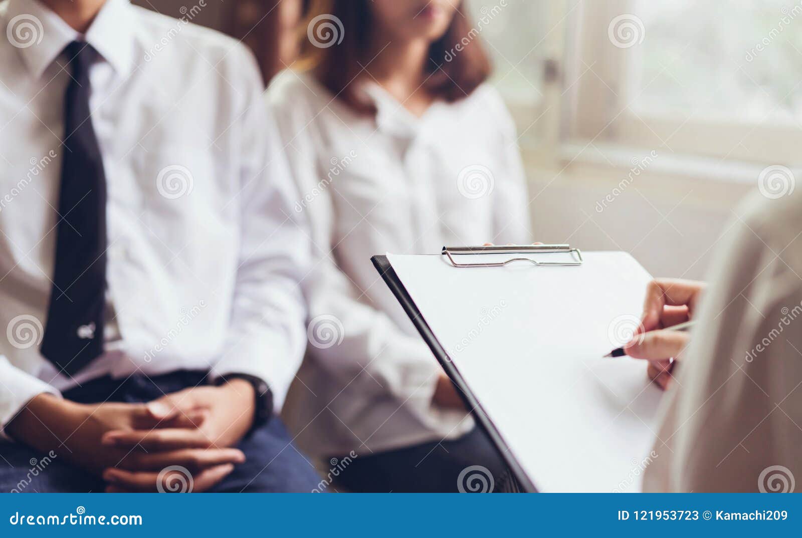the doctor provides consultation with the patient and records the treatment history thoroughly.