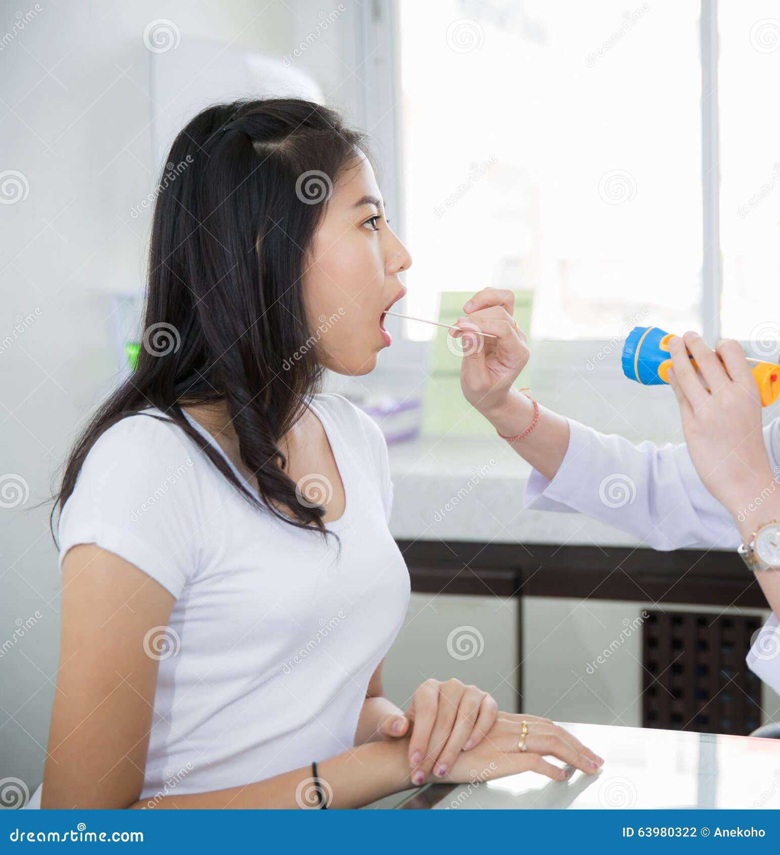 Doctor Que Comprueba La Boca De Un Paciente Foto de archivo Imagen de