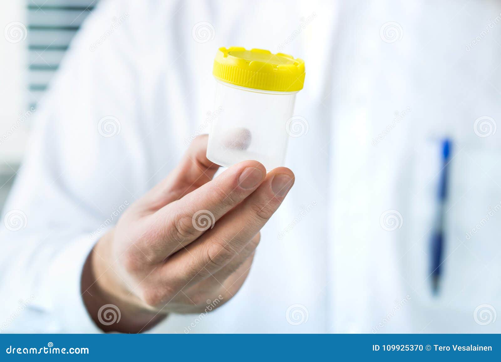 Doctor que sostiene la taza de la muestra de orina Examen médico en hospital Concepto de la salud y de la prueba