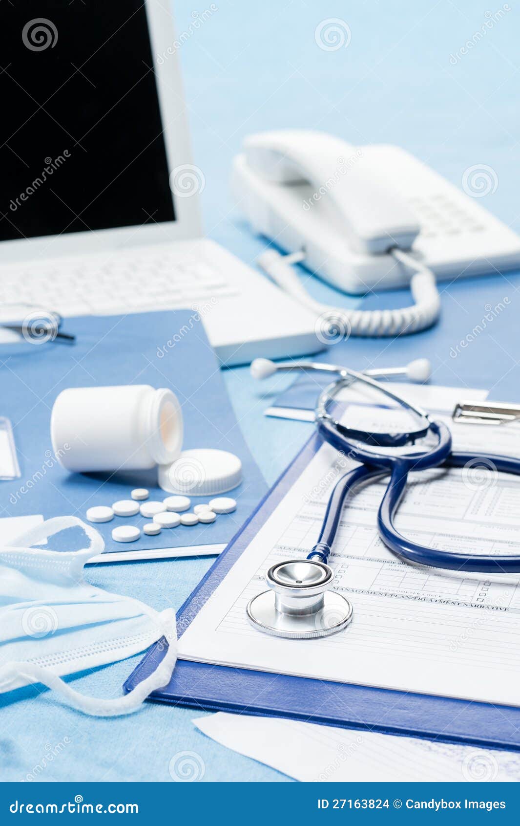 Kvinde Manifold historie Doctor S Office Desk with Medical Accessories Stock Photo - Image of  report, record: 27163824