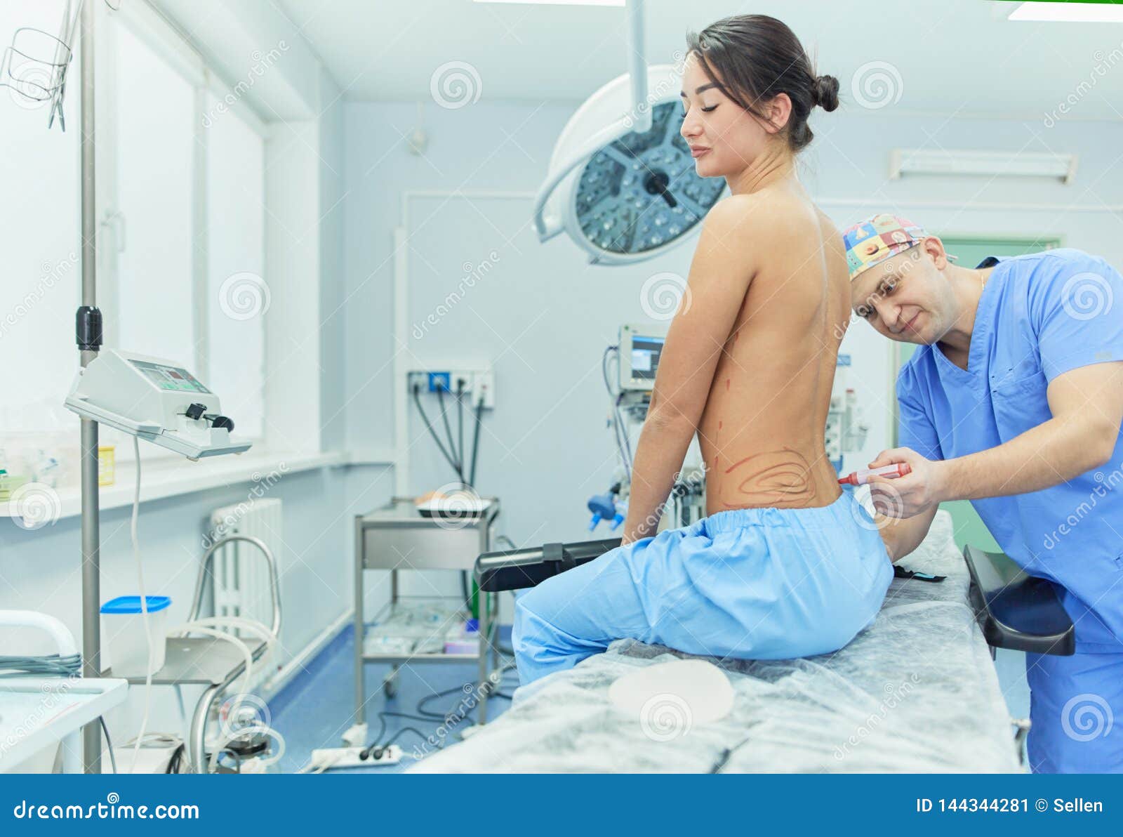 Гинеколог обращается к молодой пациентке. Молодые пациентки больницы. Девочек в больнице осмотрели. Доктор назардан фото. Пациентка у врача реальное фото.