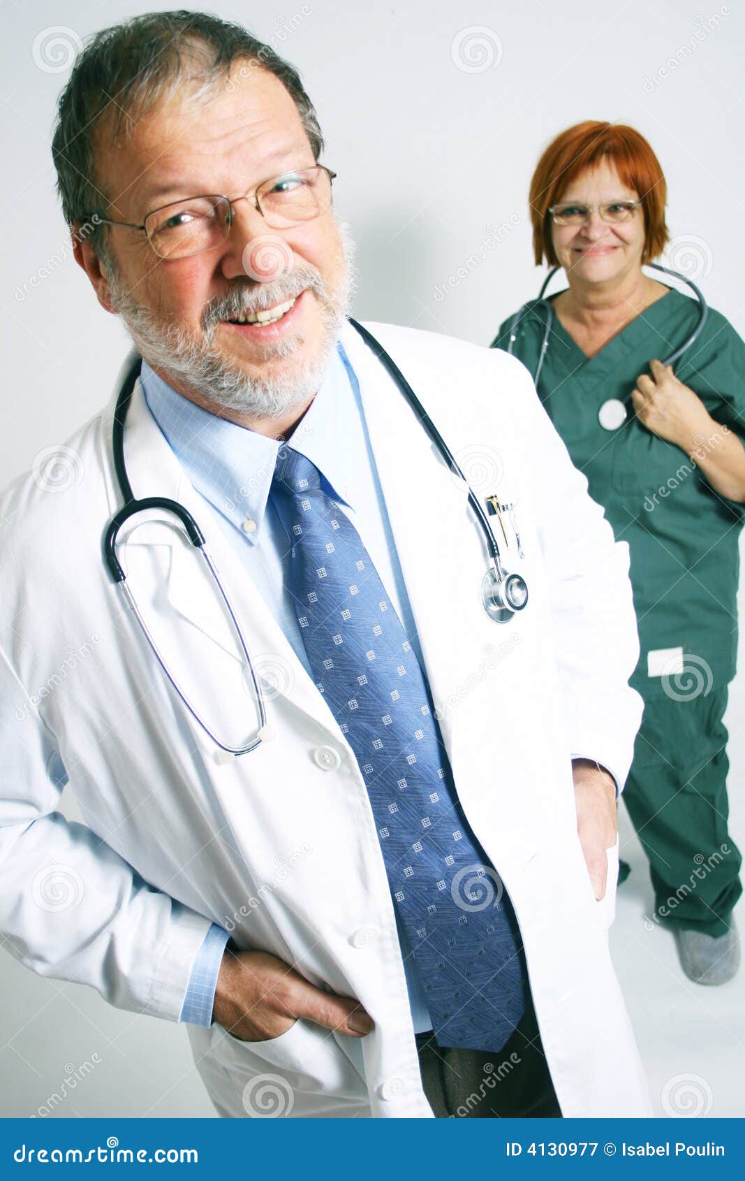 Doctor y enfermera sonrientes. Doctor maduro y una enfermera en un fondo blanco