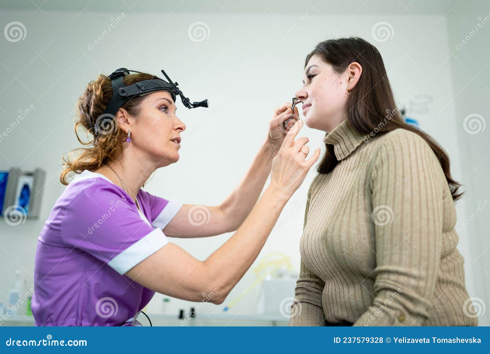 Doctora Profesional De Medicina Otorrinolaringóloga Haciendo Un Examen De  Nariz Con Otoscopio En Un Hospital Moderno. Nasal Foto de archivo - Imagen  de medicina, instrumento: 237579328