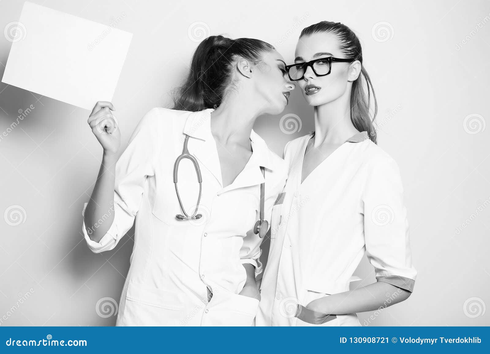 Doctores De Las Mujeres Que Van A Besarse En Los Labios Atractivos Imagen De Archivo Imagen De