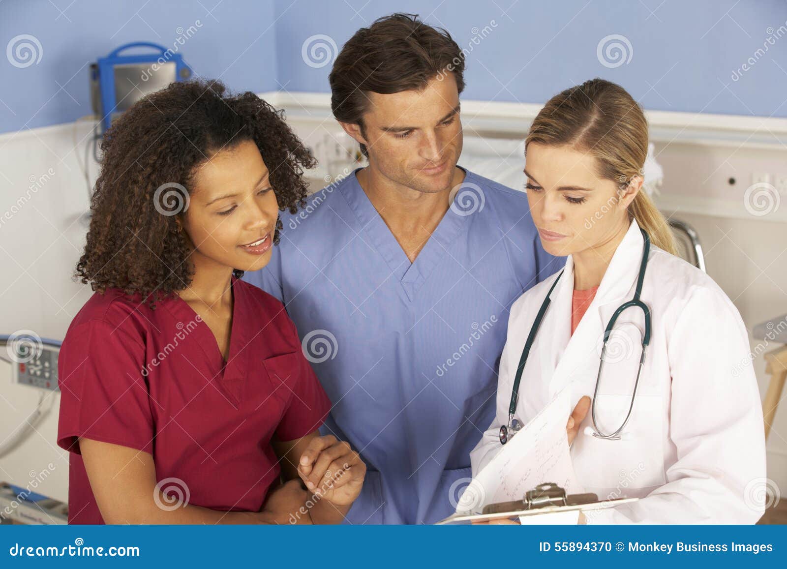 Doctores y enfermera que trabajan en hospital