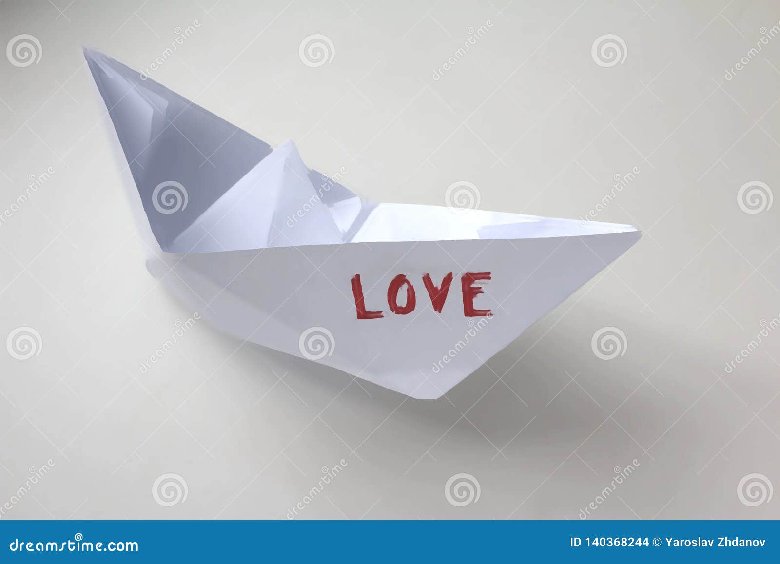 Document boot met het woord ‚liefde ‚. Metaforische imitatie van liefdethema in de stijl van origami