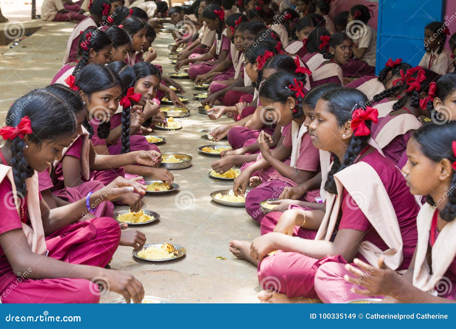 https://thumbs.dreamstime.com/z/documentary-editorial-image-unidentified-children-have-their-lunch-canteen-pondichery-puduchery-india-september-100335149.jpg