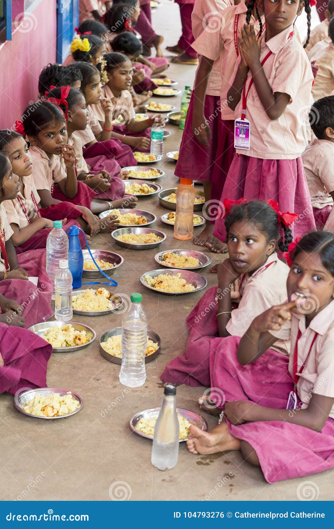 https://thumbs.dreamstime.com/z/documentary-editorial-image-unidentified-children-have-their-lunch-canteen-pondichery-puduchery-india-september-104793276.jpg