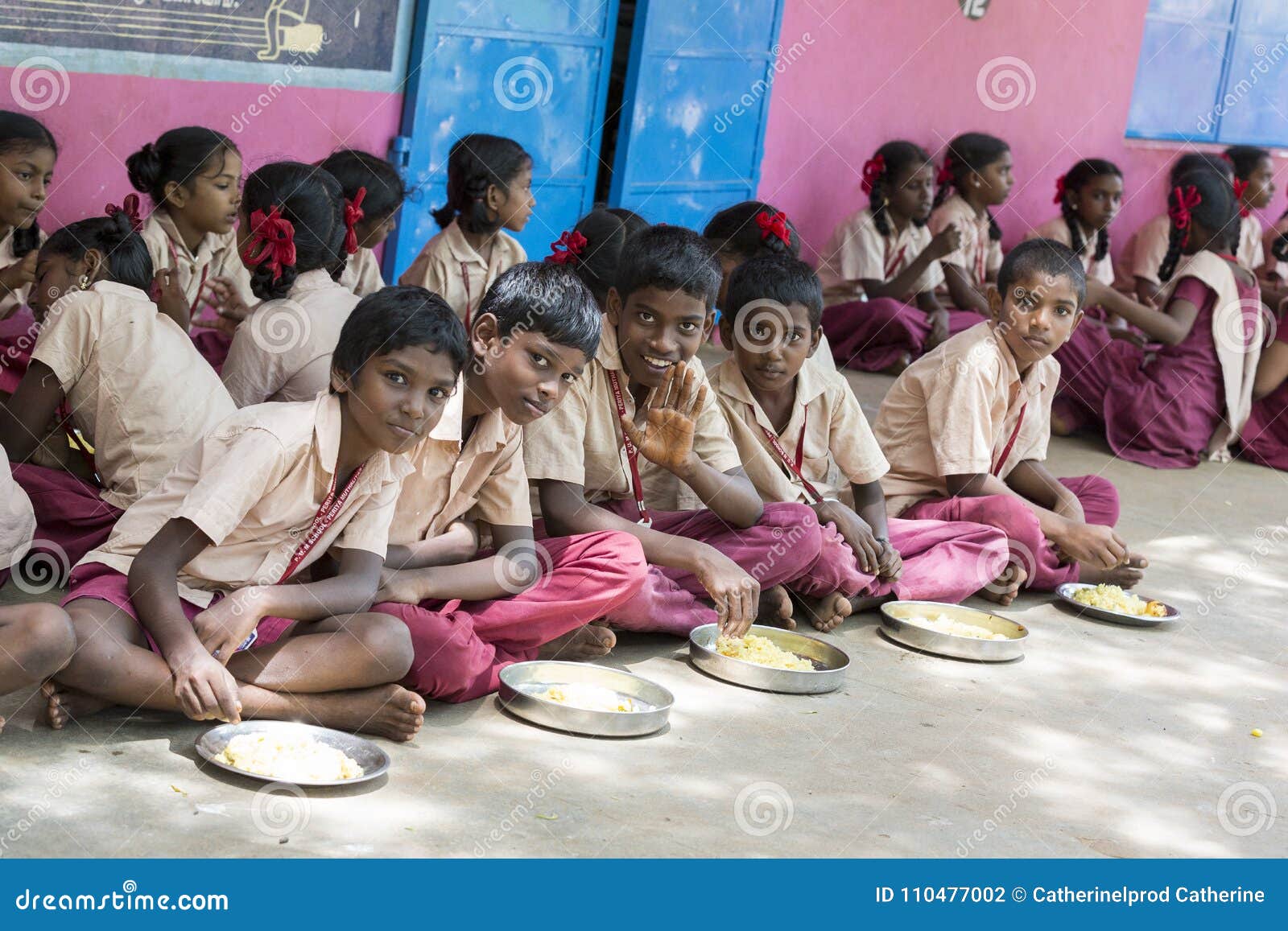 https://thumbs.dreamstime.com/z/documentary-editorial-image-unidentified-children-have-their-lunch-canteen-pondichery-puduchery-india-september-110477002.jpg
