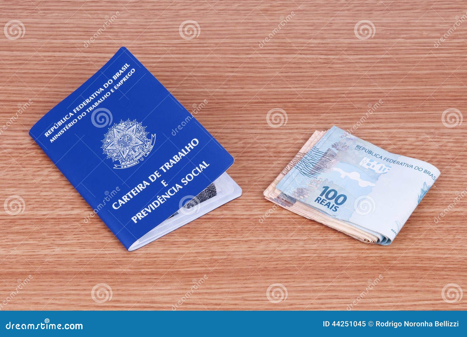 Documento di lavoro brasiliano e documento di sicurezza sociale (carteira de trabalho) e valuta brasiliana (reale)