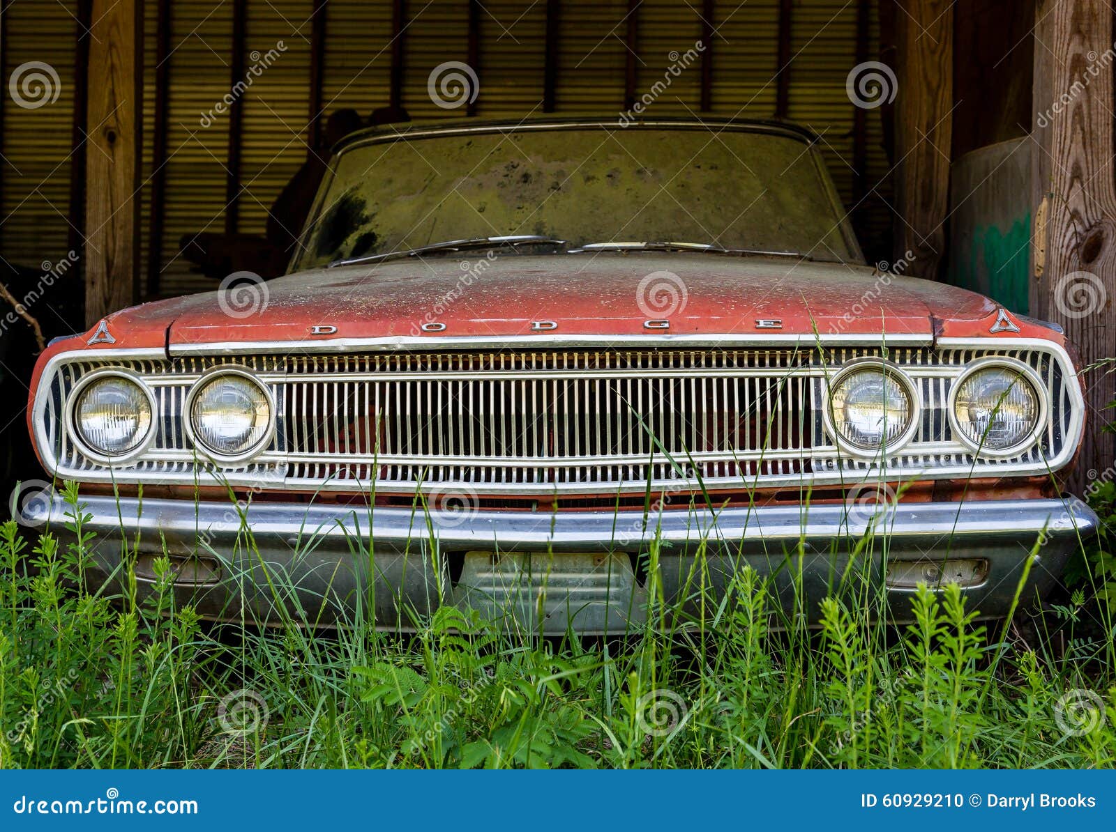 Dodge viejo en vertiente imagen editorial. Imagen de envejecido 60929210