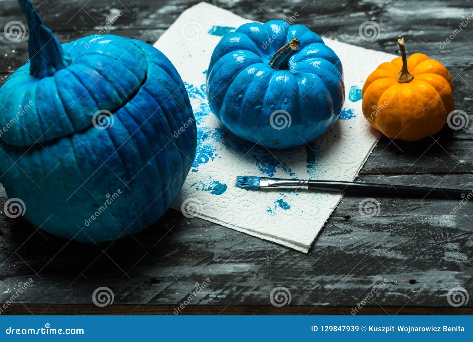 winkel bestrating Steil Doe Het Zelf, Die Halloween-pompoenen in Blauw Schilderen Stock Afbeelding  - Image of geschilderd, decoratief: 129847939