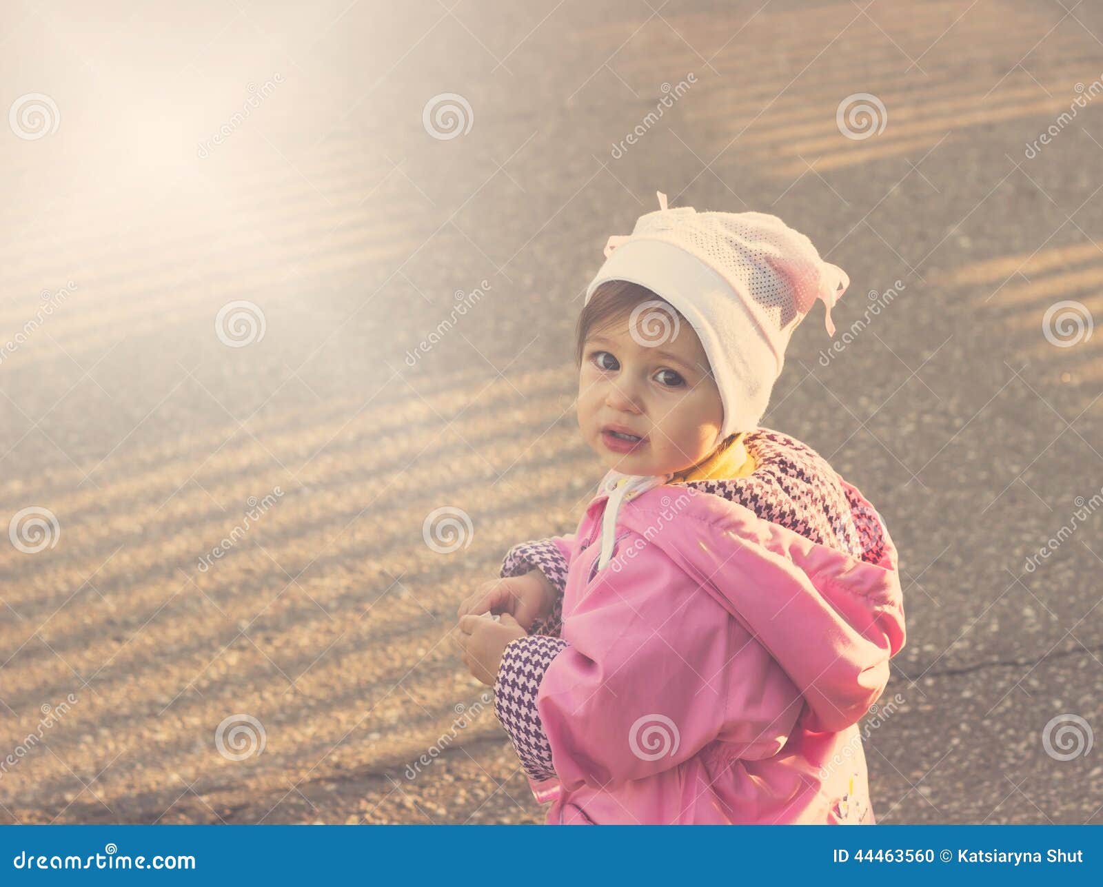 Doen schrikken leuk weinig babymeisje buiten